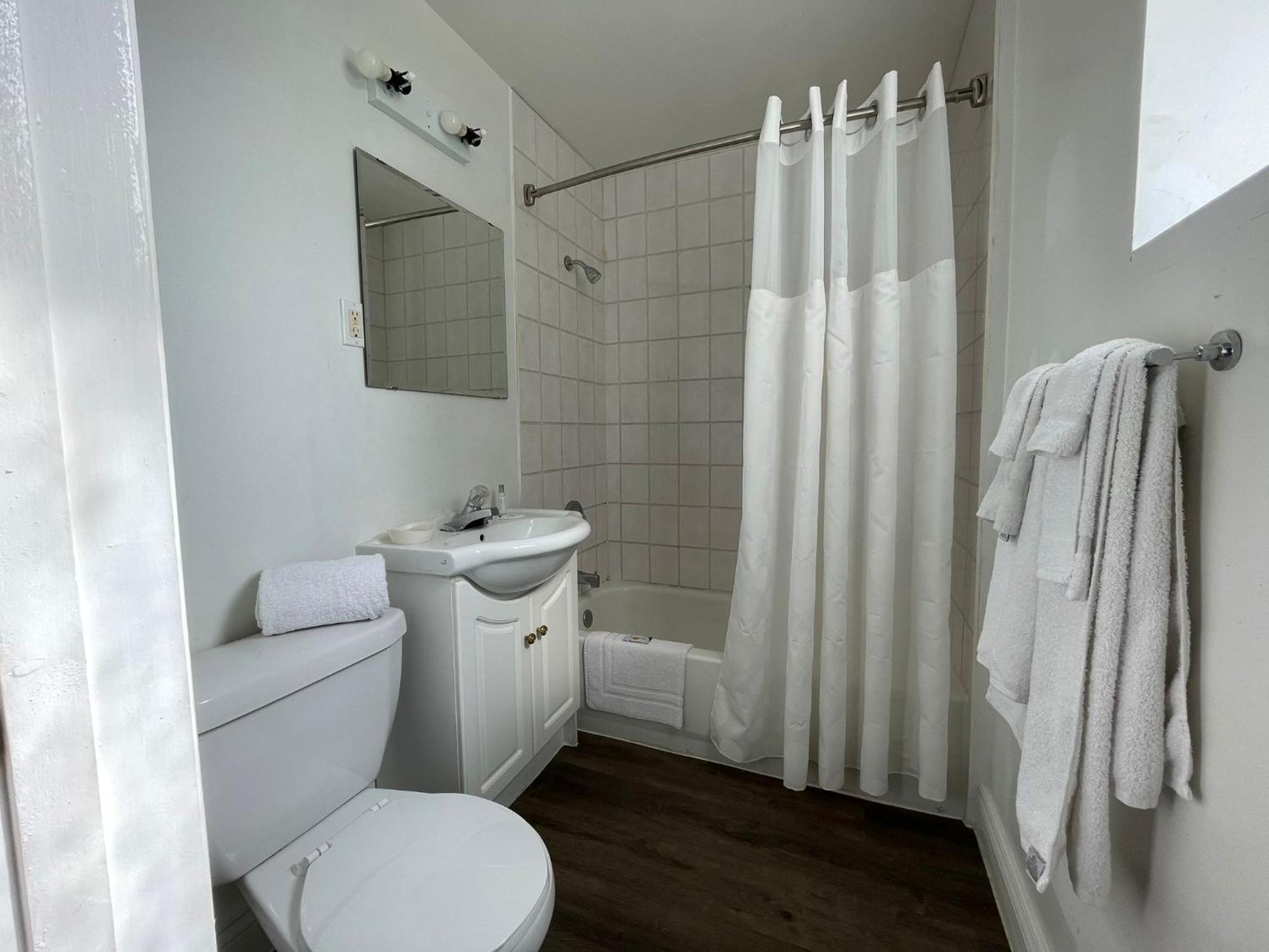 Travelodge By Wyndham London Ontario Εξωτερικό φωτογραφία