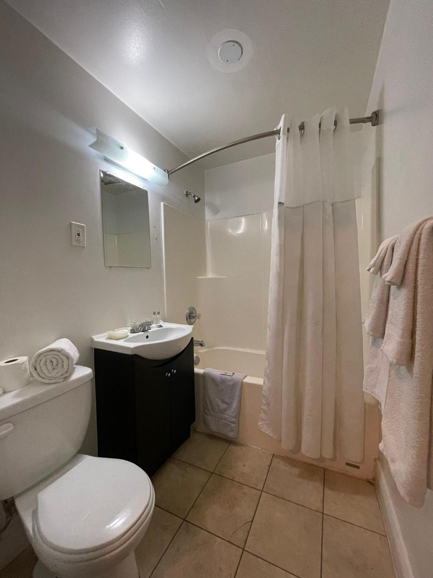 Travelodge By Wyndham London Ontario Εξωτερικό φωτογραφία
